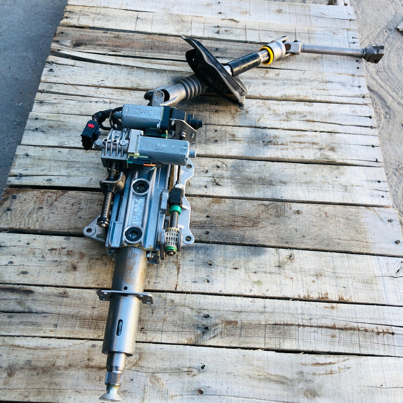 2014 - 2017 Maserati Ghibli Steering Column OEM 06700067910