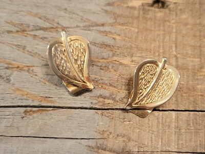 VINTAGE PAT PENDING GOLD TONE LEAF CLIP-ON EARRINGS - VERY NICE!
