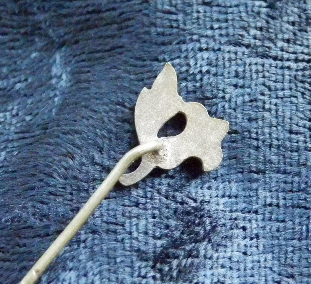 Épingle De Cravate Ancienne Fix – Fleur De Lys, Perle Et Fleurettes, Doré