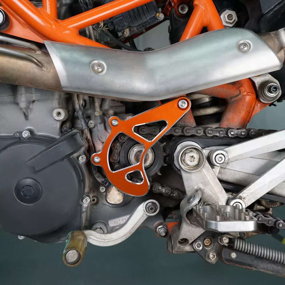 NiceCNC Front Sprocket Cover Case Saver ALU For KTM 690 Enduro R