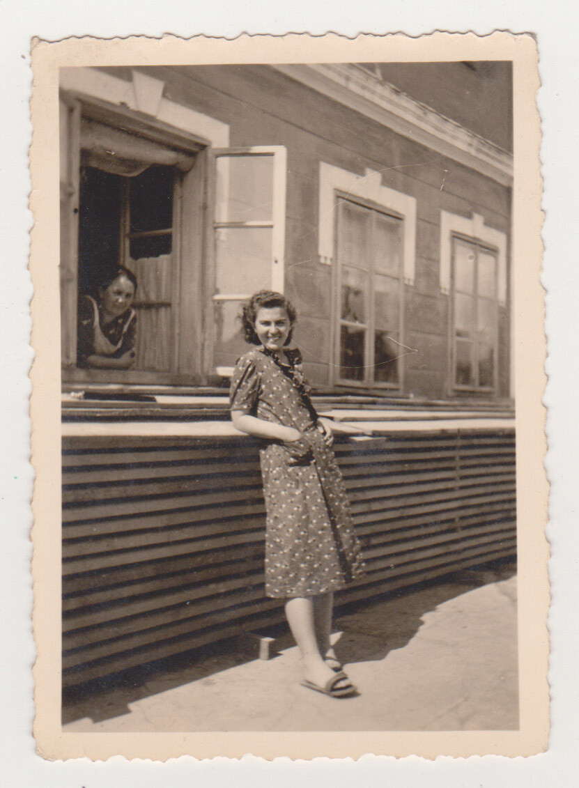 Chica bastante linda MENSAJE EN LA ESPALDA a su amante femenina lesbiana Int ...