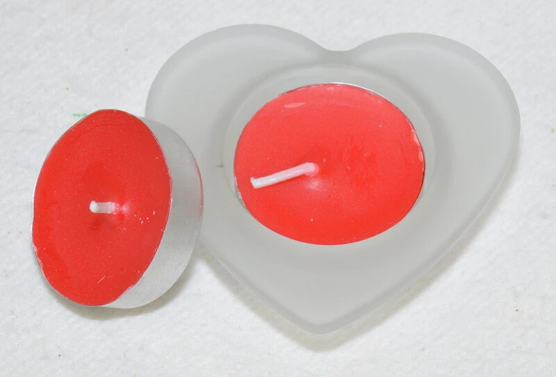 Kerzenhalter aus Glas in Herzform inkl. 2 roten Teelichtern für den Valentinstag - Bild 2 von 3