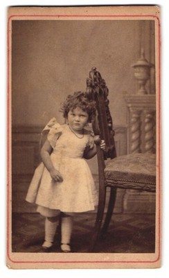 Fotografie junges Mädchen Charlotte im weißen Kleid mit Locken 