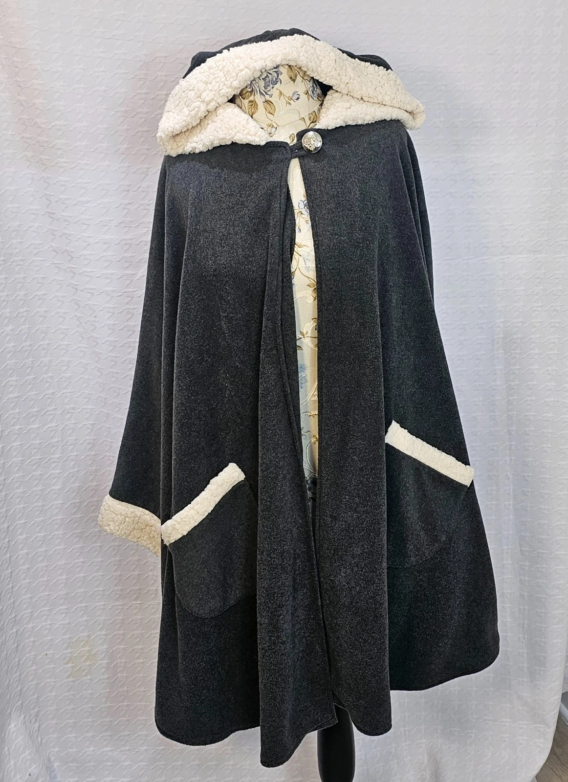 Le Moda Women's Charcoal Gray Hooded Fleece Poncho w/White Faux Sherpa Trim -NEW