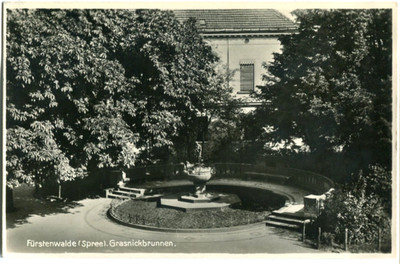 Photo postcard Fürstenwalde/Spree grass nick fountain 1932