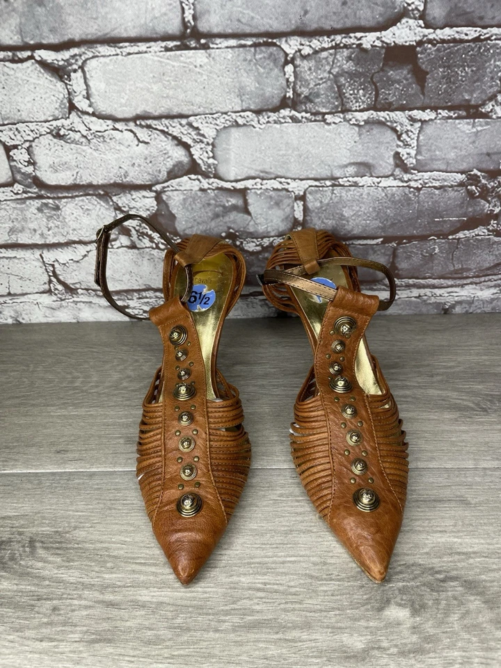 Tacones de aguja Just Cavalli de cuero marrón con tachuelas y correa en el tobillo para mujer 6,5 Foto 2 de 4