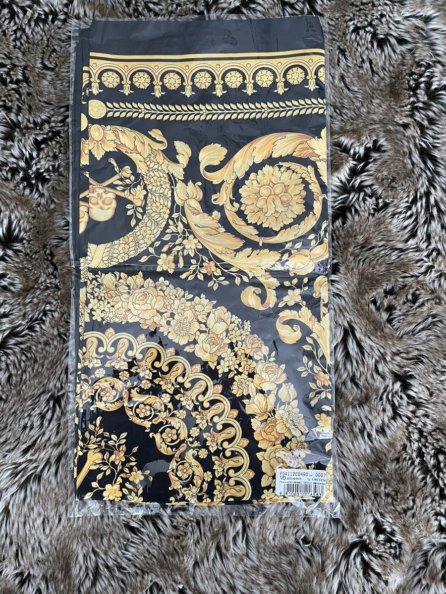 ATELIER VERSACE シルクスカーフ 黒・金 約90cm Atelier Versace scarf large silk 86cm 33″ logo black yellow