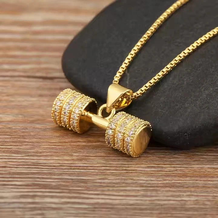 Colgante con mancuerna de diamantes de corte redondo de 2 quilates para hombre enchapado en oro amarillo de 14 k Foto 2 de 4