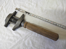 Ancienne clé à molette, clé anglaise avec manche bois