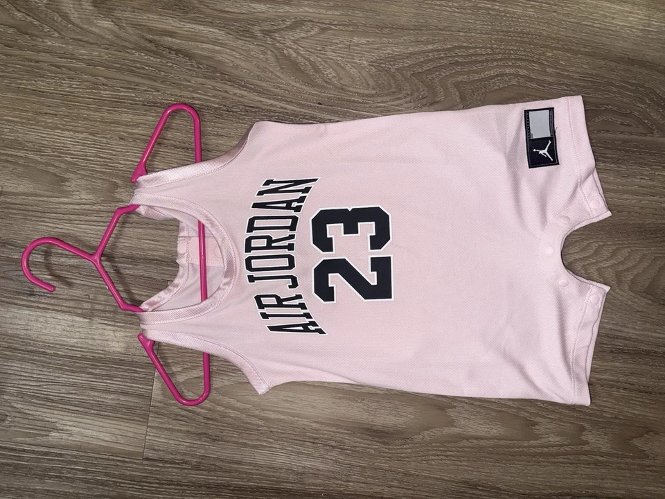 女宝宝 Air Jordan Nike Jumpman One Piece 粉红色连身裤套装 0-3 个月二手状况完好 — 第 2/2 张图片