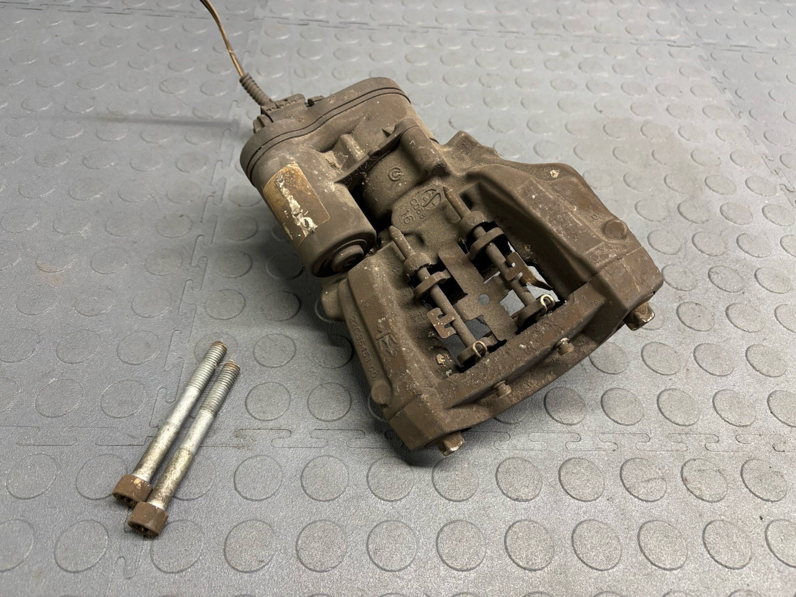 17-23 MASERATI GHIBLI DRIVER LEFT REAR PARKING BRAKE CALIPER 670102057 OEM