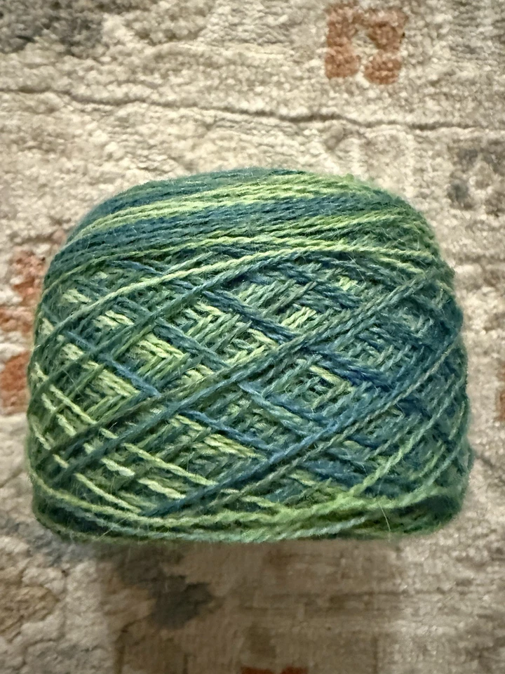 Hilo de pintura de encaje de alpaca en cascada color 9770 verde pintado a mano verde Foto 2 de 3