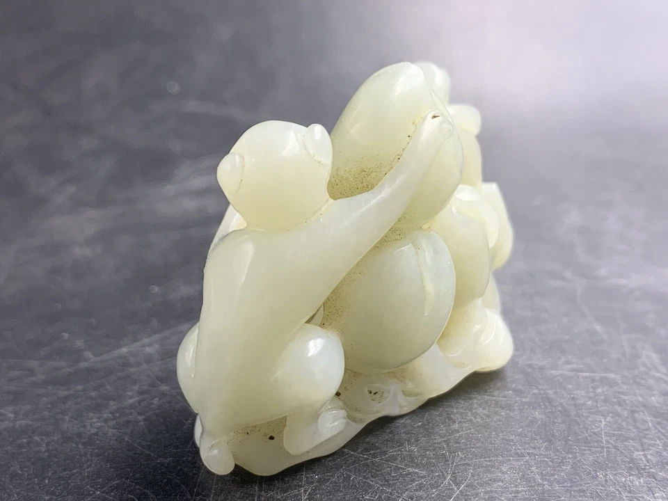 Antigua talla china de jade de dos monos sosteniendo tres melocotones Foto 4 de 4
