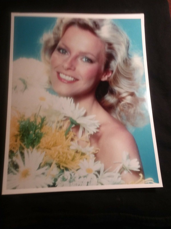Cheryl Ladd Charlie's Angels Flowers 8 X 10 Photo (Very Good Condition)