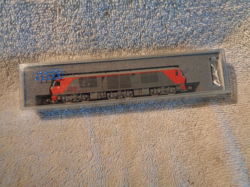Boxed KATO  7005 DF200 type diesel locomotive  runs great  see video