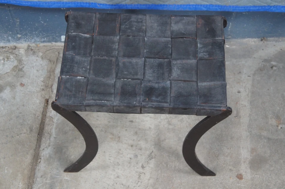 Asiento de banco taburete de sable de cuero y hierro industrial francés vintage Foto 4 de 4