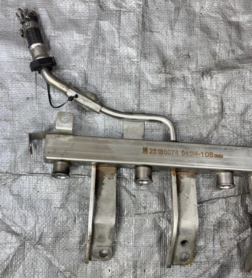 Chevrolet Sonic 2012-2018 1,8 L carril de motor riel de combustible 25186074 OEM Foto 3 de 4