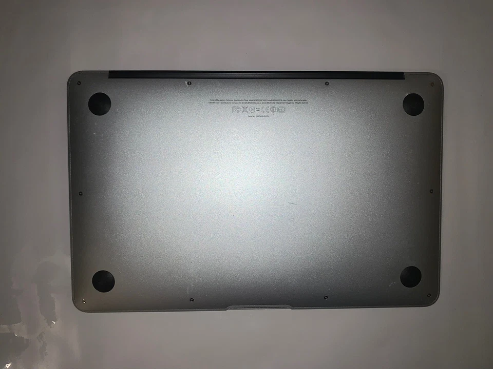 Apple MacBook Air MC505LL/A 1.40 GHz 2GB RAM 64GB SSD 11.6" HD (Used) - Image 2 of 4