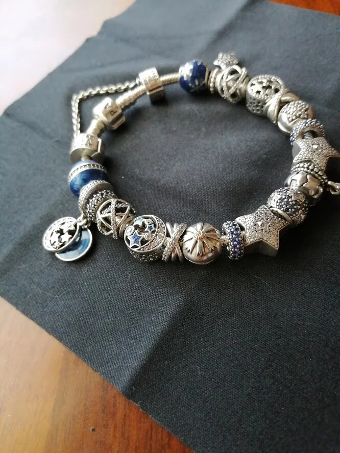 BRACCIALE ORIGINALE PANDORA COMPLETO 21 CHARMS DISTANZIATORI PENDENTI FUORI CAT. - Immagine 2 di 4