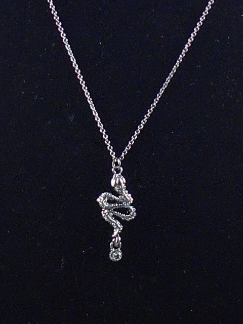 Collar tarjeta de felicitación serpiente pavé circonita cúbica de vacaciones Betsey Johnson $25 Foto 2 de 4