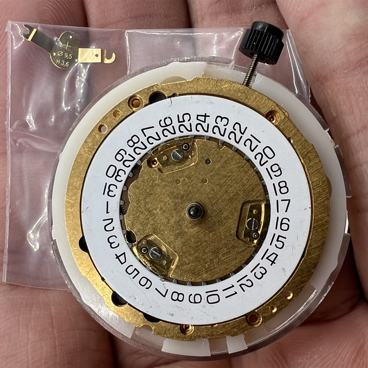 ETA 251.272 Watch Quartz Movement Swiss Made 3 Hands Date@4 Golden