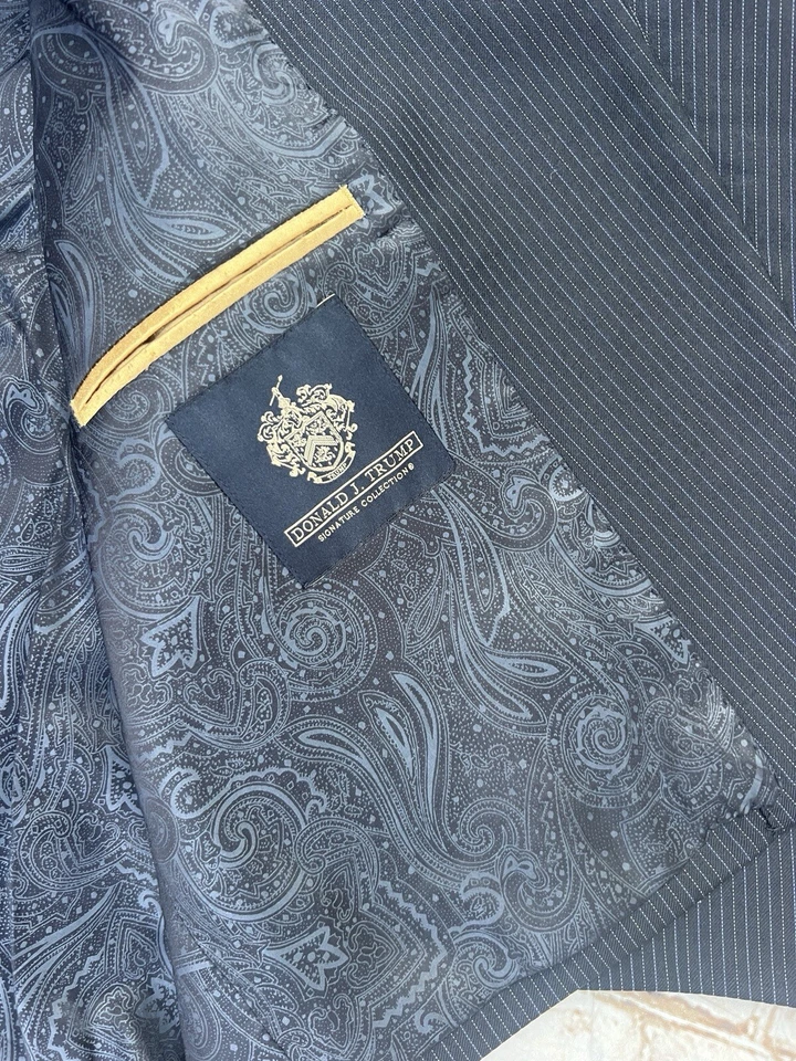 Traje Presidente Donald J Trump 44R Para Hombres 2 piezas Lana Macy’s Rayas Negro/Dorado Foto 2 de 4
