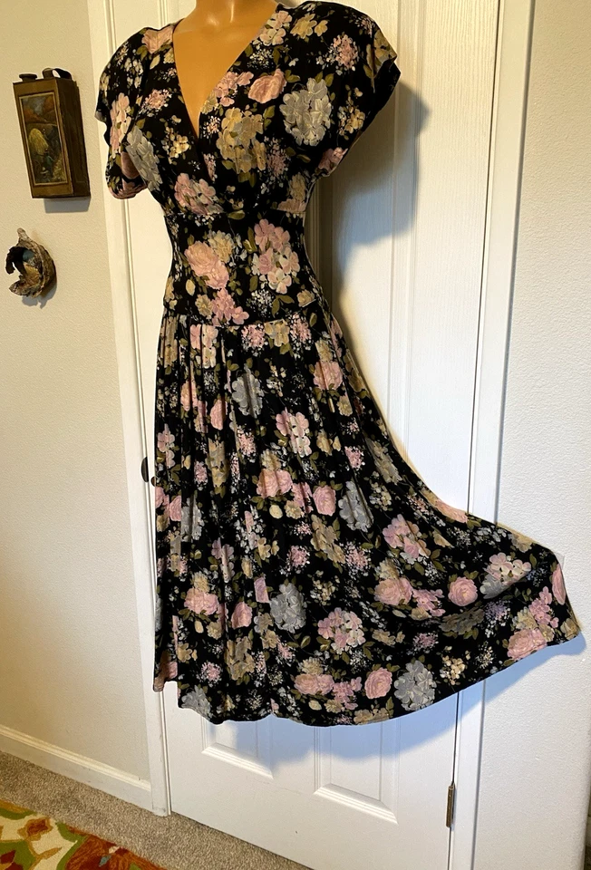 VESTIDO DE COLECCIÓN ALL THAT JAZZ NEGRO FLORAL CON HOMBRERAS RETRO ESTILO AÑOS 40 TALLA 7/8 Foto 3 de 4