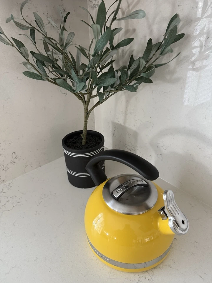 Hervidor de agua vintage Kitchen Aid Citrus Sunrise con mango en C y recorte amarillo Foto 4 de 4