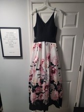 Xscape floral fit and flare v-neck dress Size 6