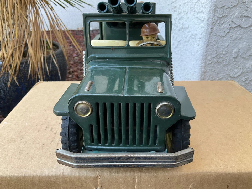 Jeep del ejército de hojalata de colección con pistola grande y 3 soldados unidad de fricción falta parachoques trasero Foto 2 de 4