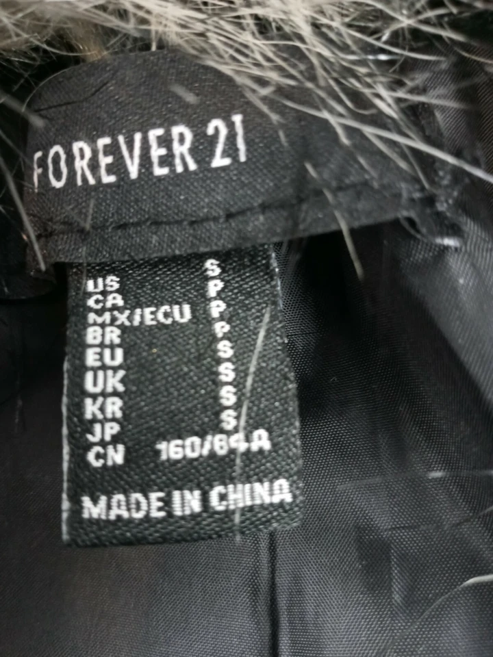 Jaqueta Forever 21 feminina pequena preta couro sintético com colarinho de pele sintética motocicleta - Imagem 4 de 4