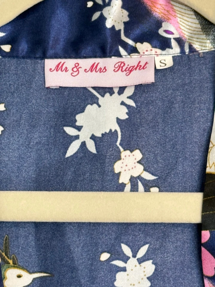 MR. & MRS. BATA SATINADA MUJER DERECHA. TALLA: S MANGA 3/4 AZUL MARINO Y ESTAMPADO FLORAL Foto 2 de 3