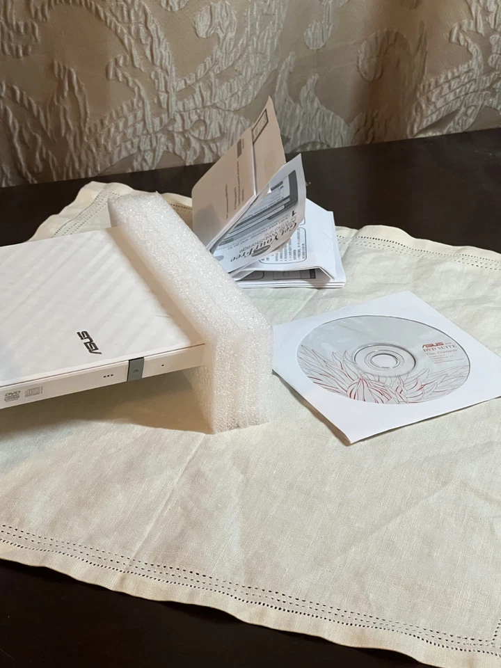 ASUS SDRW-08D2S-U 8X External Slim CD/DVD-RW Drive White USB 2.0 Windows or Mac - Image 2 of 2