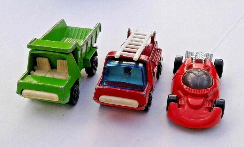 LOTE DE COLECCIÓN: INCLUYE CAMIÓN DE BOMBEROS PLAYART ROJO, CAMIÓN DE VOLTEO PLAYART VERDE, COCHE DE CARRERAS ROJO Foto 2 de 4