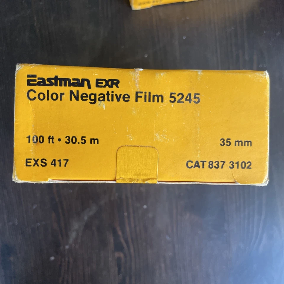 Película negativa a color Eastman Kodak 5245 vintage 35 mm 100' en caja Foto 2 de 2