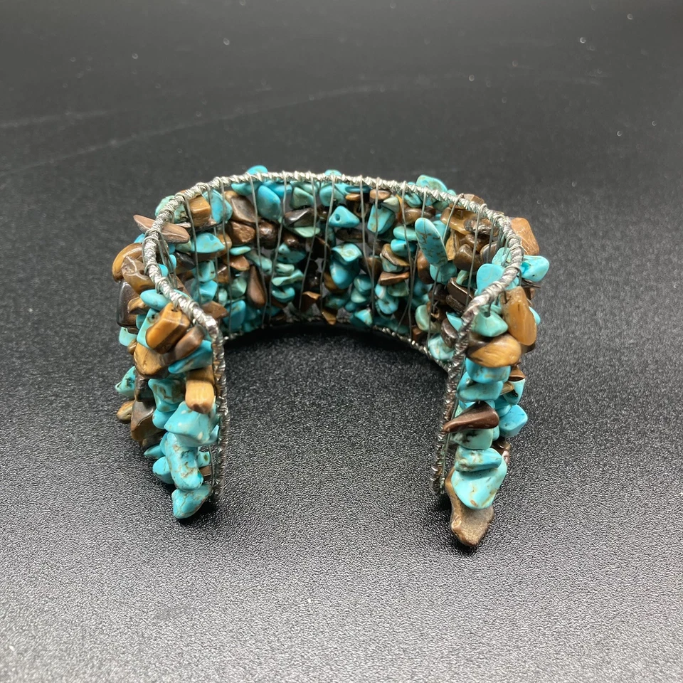 Brazalete abierto hecho artesanalmente con astillas de piedra de turquesa y jaspe tono plata Foto 2 de 4