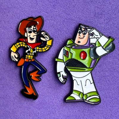 2 x Pin, Badge, Anstecker, Disney, Pixar, Toy Story, Woody & Buzz Lightyear
