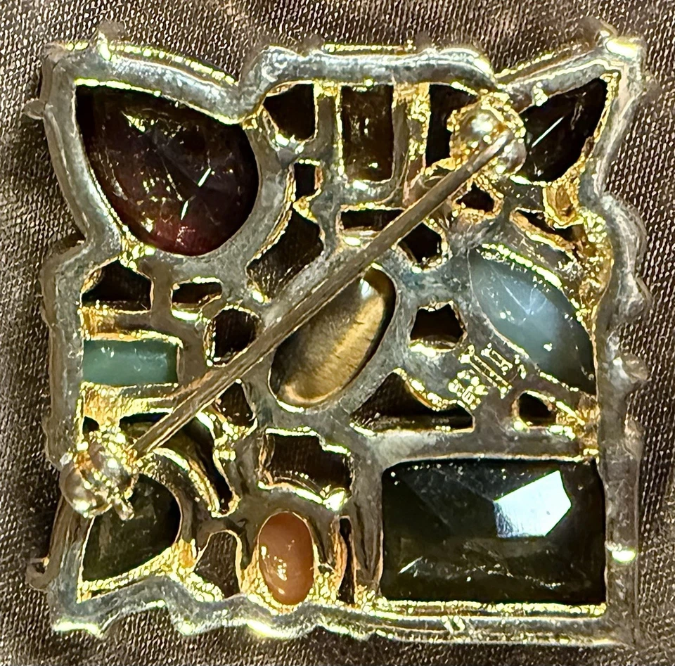 Broche prendedor Ralph Lauren tono dorado con logotipo pavé Foto 3 de 4