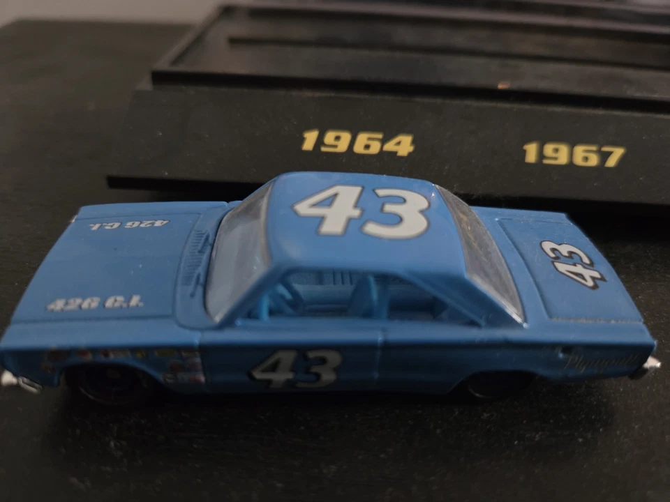 Richard Petty 7x Cup Champion 1:64 7 Car & Hauler Set 50 Aniversario Foto 2 de 4