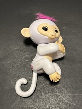 FINGERLINGS - Interactive Baby Monkey - Sophie White with Pink Hair WowWee Toy