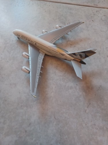 Herpa Etihad Airbus a380 scale 1:500 model - Foto 2 di 4