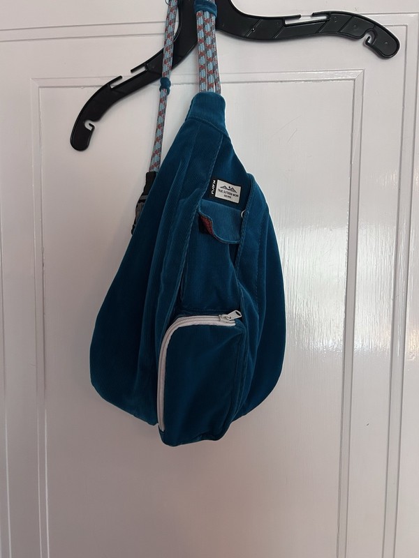 NWOT KAVU Teal Sling Bag 7L Polyester/Nylon Adjustable Strap Zip Closure Logo