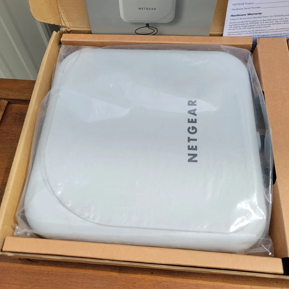 NETGEAR ANT24D18v2 14Dbi Patch Panel Directional Antenna - Image 3 of 4