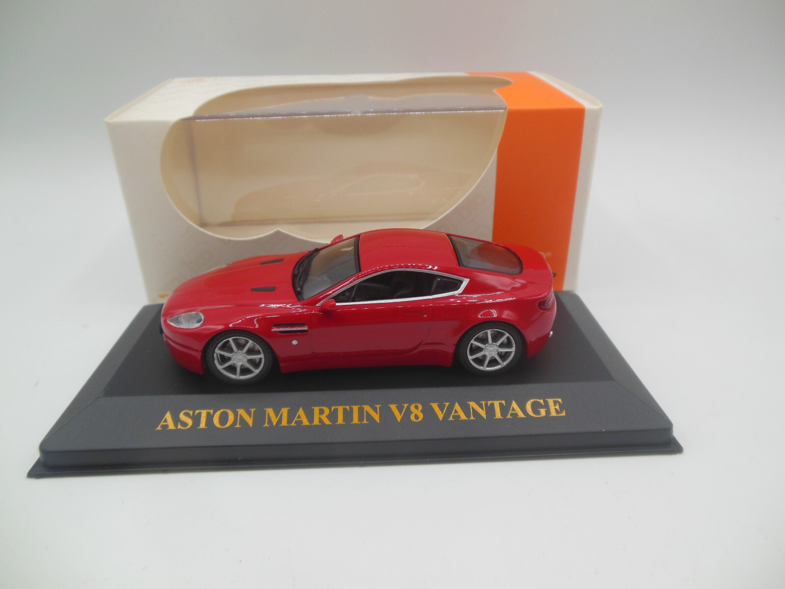 IXO Junior CIXJ000041 2005 Aston Martin AMV8 in Red   1:43 Scale