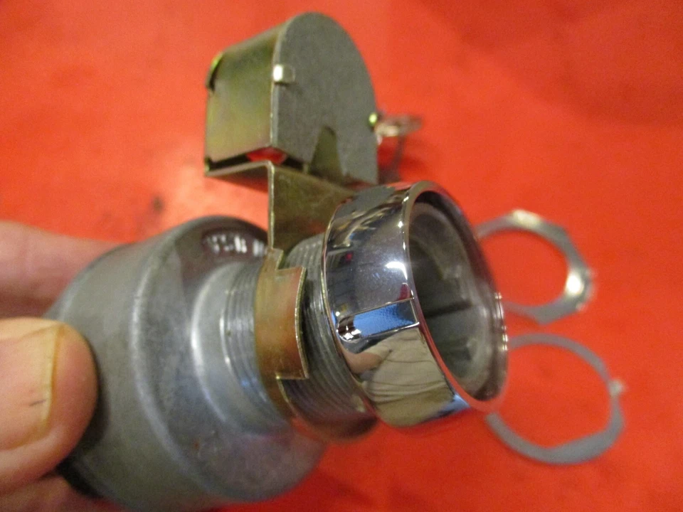 CHEVROLET C/K-10-20-30-GMC 1961-66/ IMPALA 61-63 Ignition SWITCH KEY-BEZEL= - Image 3 of 4