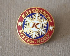 Insigne, broche ski " Kässbohrer ", le célèbre fabricant de dameuses