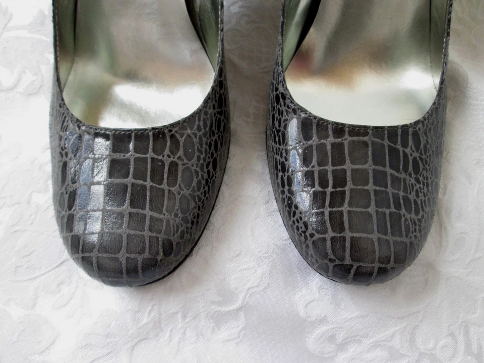 STYLE & CO. 'PAMELA' 8,5 M Gris Estampado Serpiente Suela de Cuero Tacones de Bomba Usados en Excelente Condición Foto 3 de 4