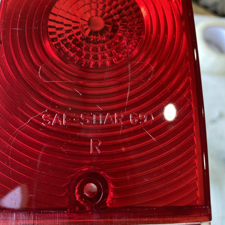 Volvo 145 1969 lente de luz trasera derecha nueva Hella rojo y blanco sin naranja 681443 Foto 4 de 4