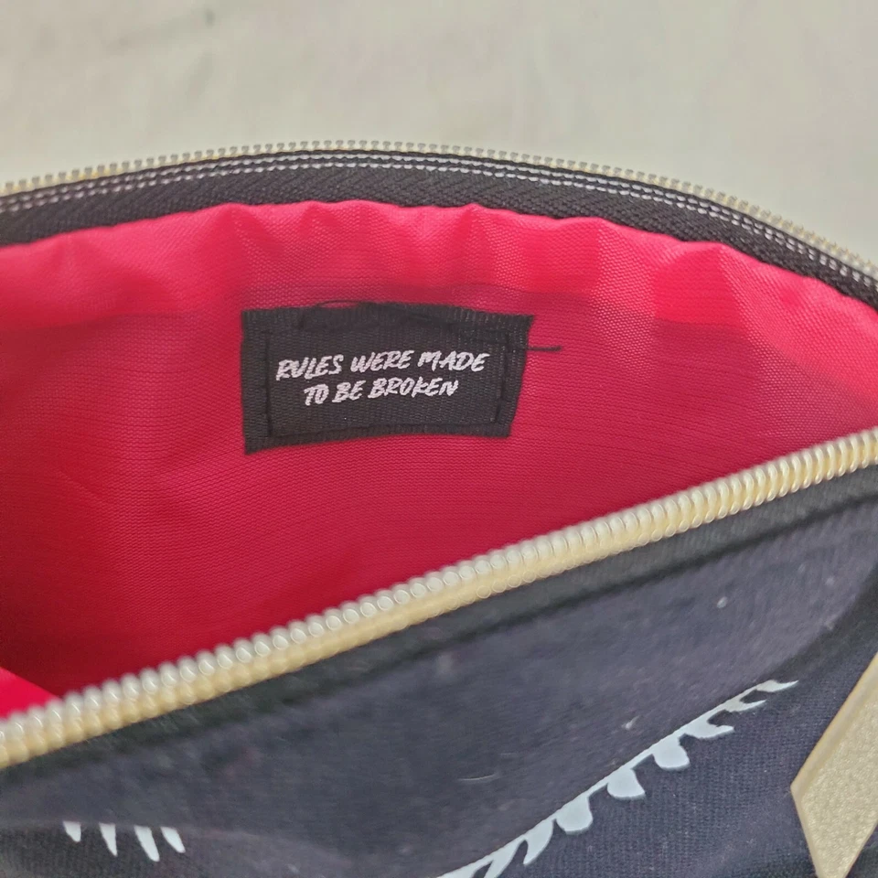 Bolsa de cosméticos con cremallera para maquillaje ipsy pestañas negras y doradas Foto 3 de 3