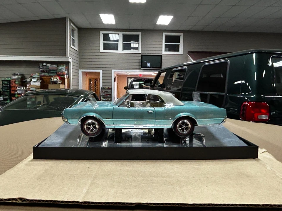 Автомобиль-трансформер Highway 61 Collectibles 1967 Oldsmobile 442 модель масштаб 1:18 - Изображение 2 из 4